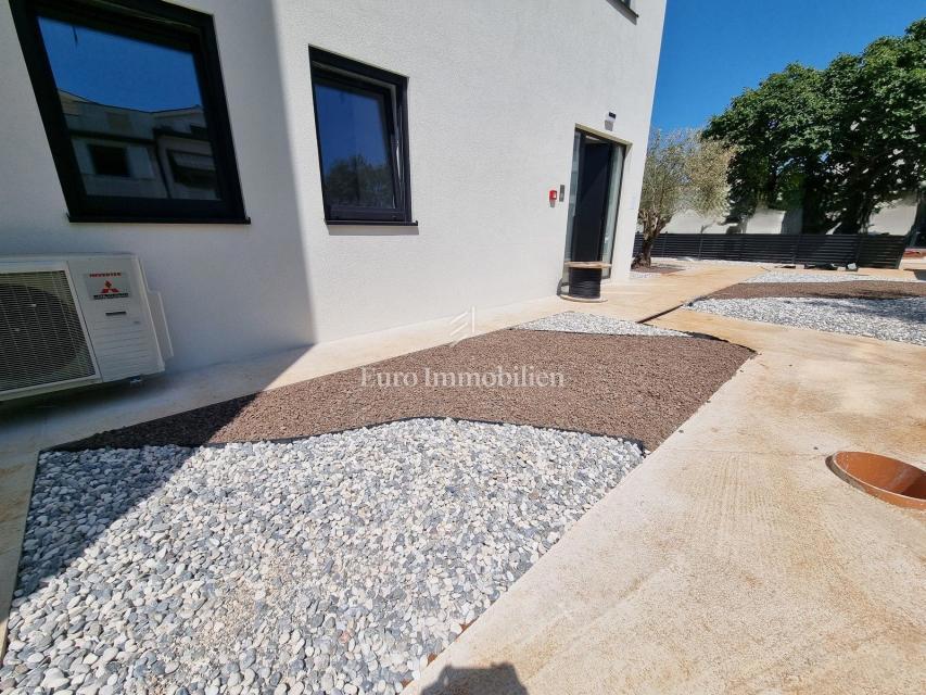 Poreč - trinadstropna hiša z bazenom, 1 km od morja