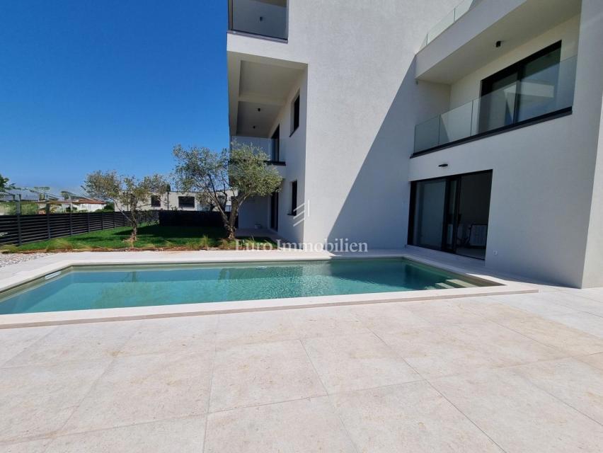 Poreč - trinadstropna hiša z bazenom, 1 km od morja