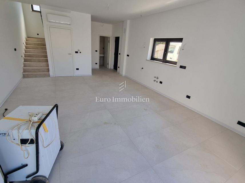 Poreč - trinadstropna hiša z bazenom, 1 km od morja