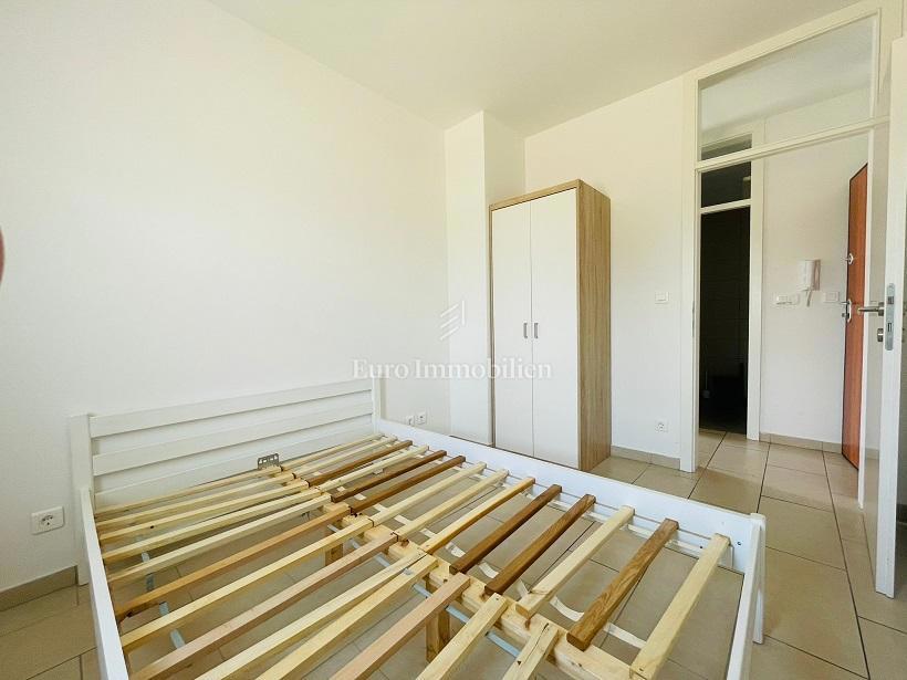 Novalja - stanovanje v pritličju s teraso in vrtom
