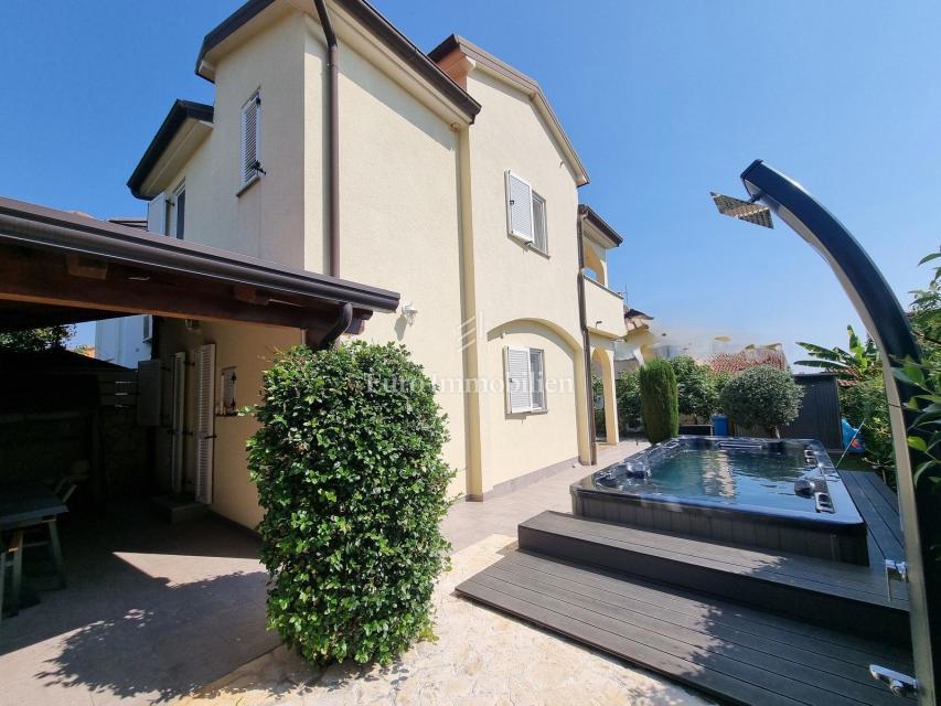 VABRIGA - polpritlična hiša 1 km od morja