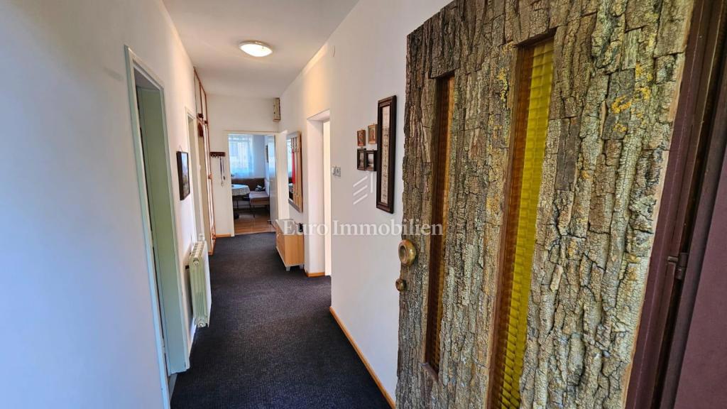 Crikvenica, stanovanje z garažo in velikim vrtom, le 60 m od morja