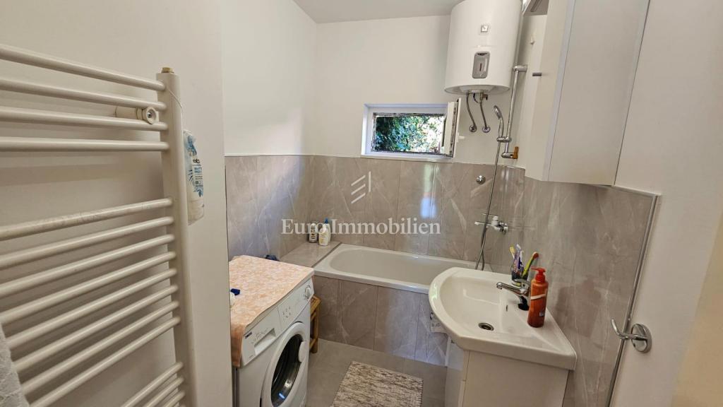 Crikvenica, stanovanje z garažo in velikim vrtom, le 60 m od morja