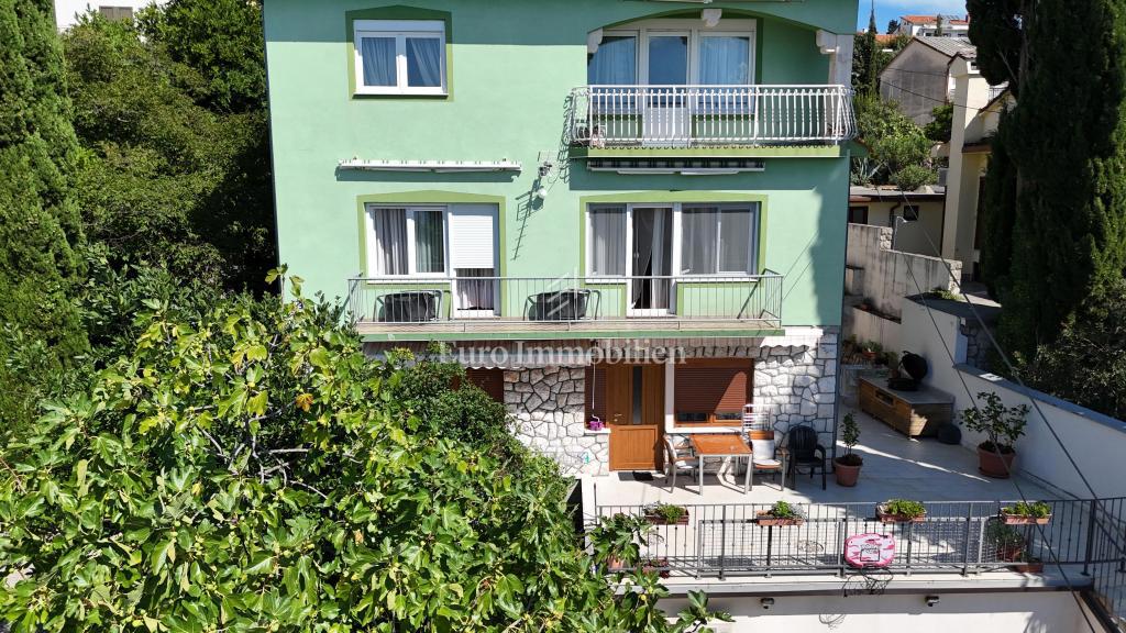 Crikvenica, stanovanje z garažo in velikim vrtom, le 60 m od morja