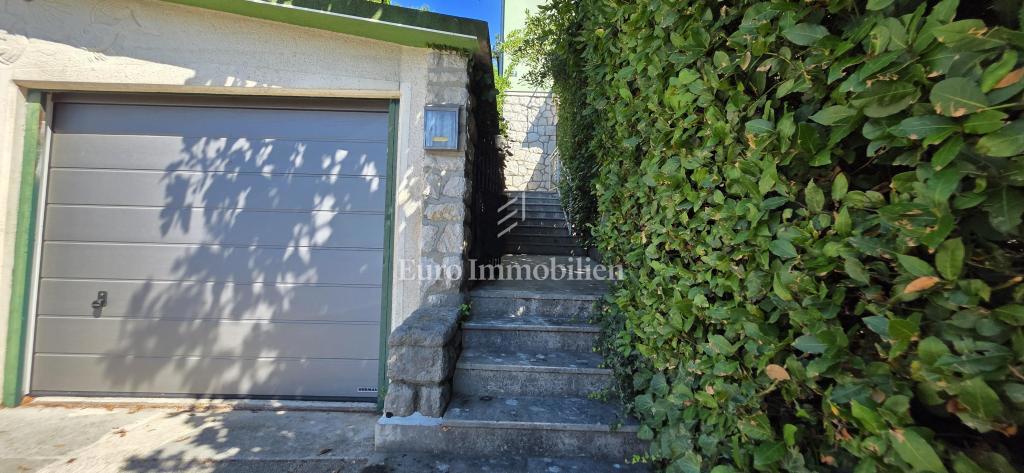 Crikvenica, stanovanje z garažo in velikim vrtom, le 60 m od morja