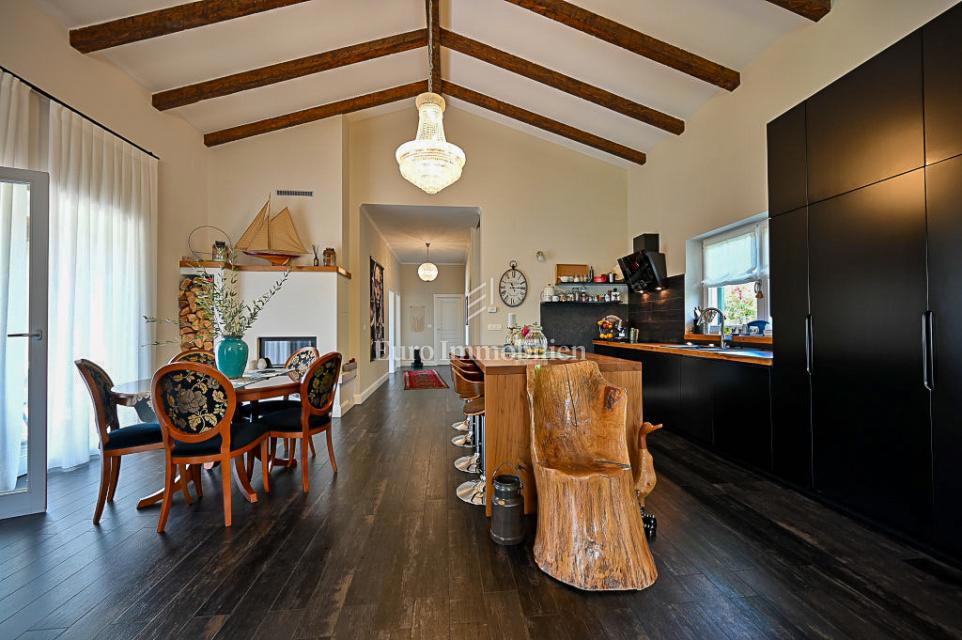 Istra, Grožnjan, Luksuzna vila z bazenom