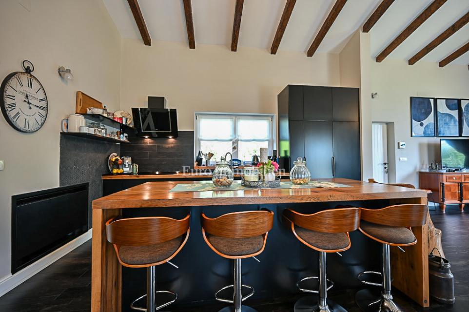 Istra, Grožnjan, Luksuzna vila z bazenom