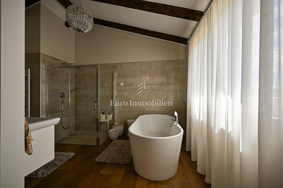 Istra, Grožnjan, Luksuzna vila z bazenom