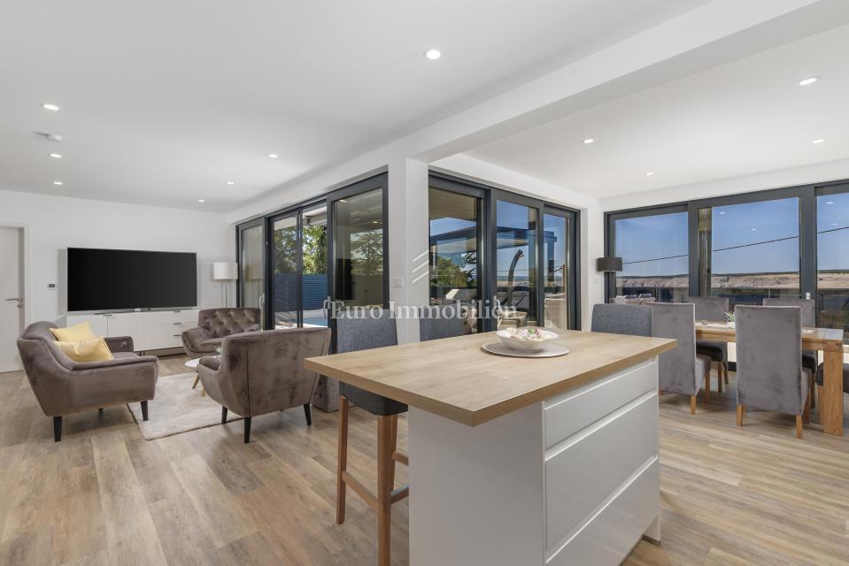 Moderna hiša Jadranovo v bližini morja