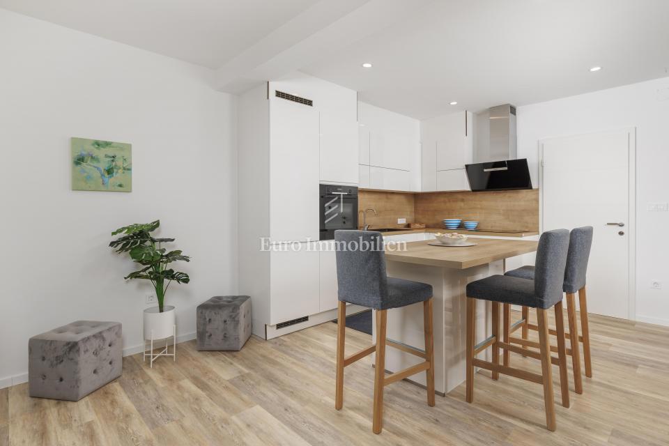 Moderna hiša Jadranovo v bližini morja