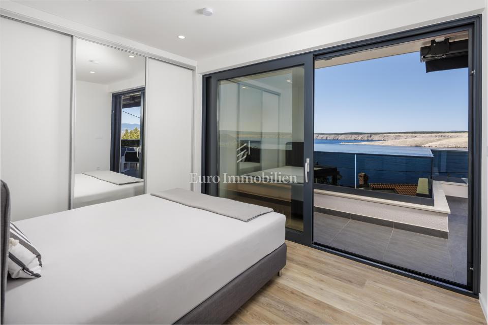 Moderna hiša Jadranovo v bližini morja