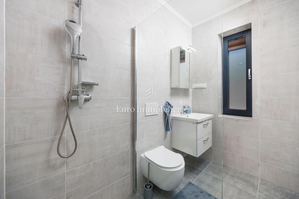 Moderna hiša Jadranovo v bližini morja