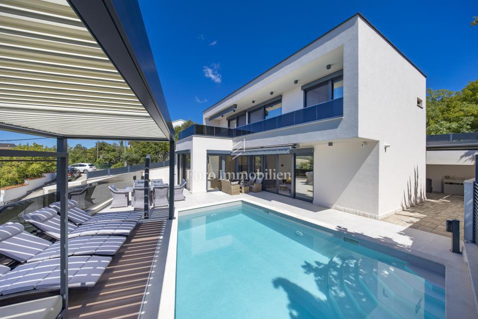 Moderna hiša Jadranovo v bližini morja