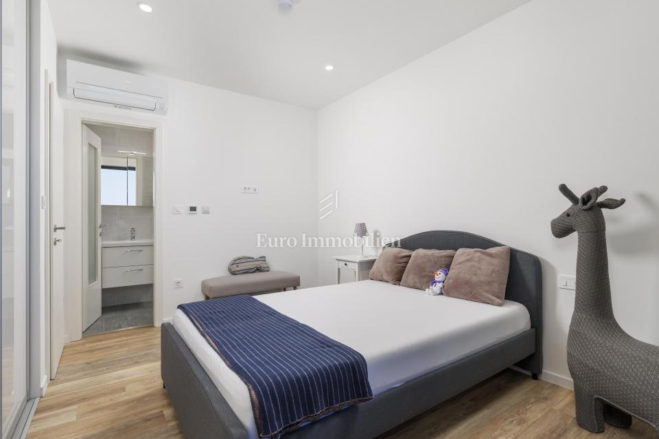 Moderna hiša Jadranovo v bližini morja