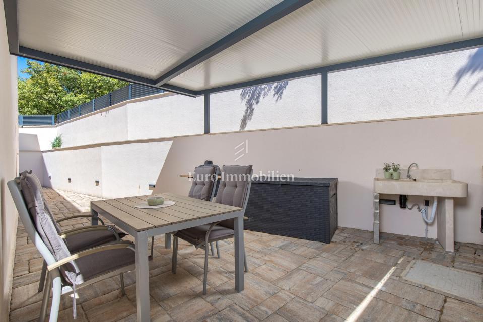 Moderna hiša Jadranovo v bližini morja