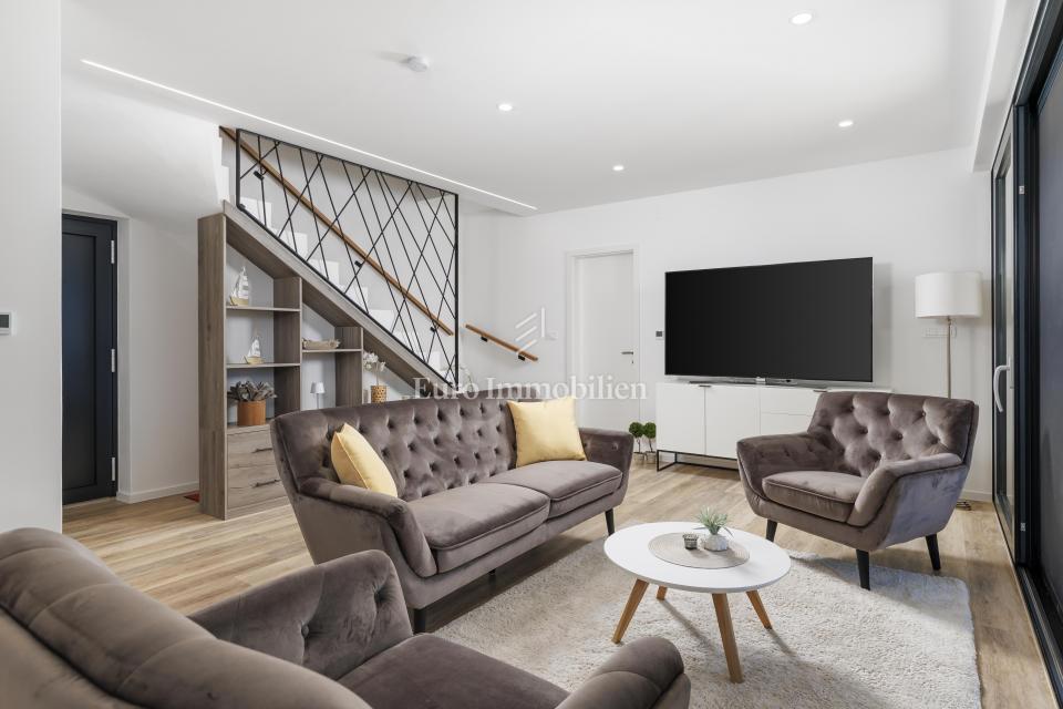 Moderna hiša Jadranovo v bližini morja