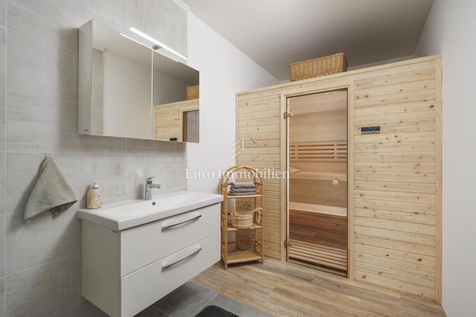 Moderna hiša Jadranovo v bližini morja