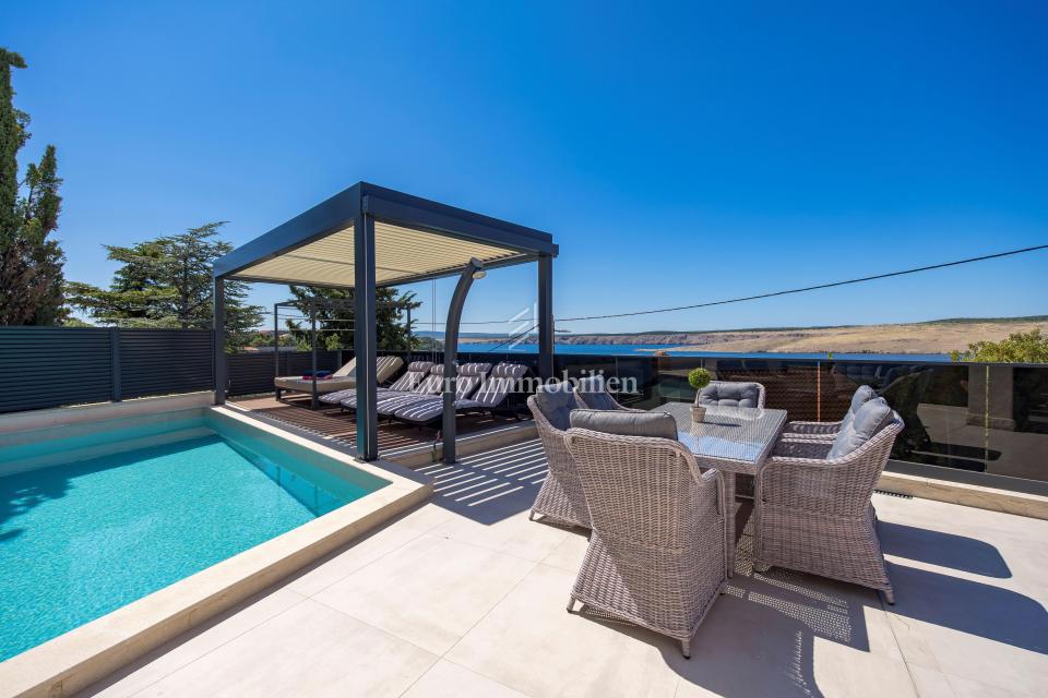 Moderna hiša Jadranovo v bližini morja