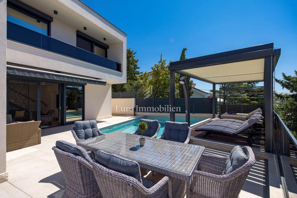 Moderna hiša Jadranovo v bližini morja