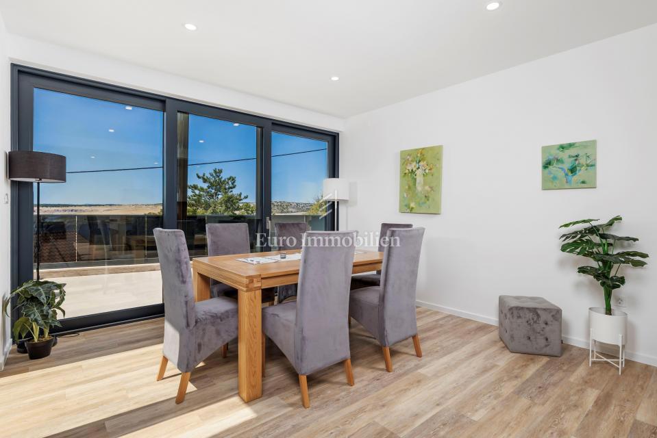 Moderna hiša Jadranovo v bližini morja