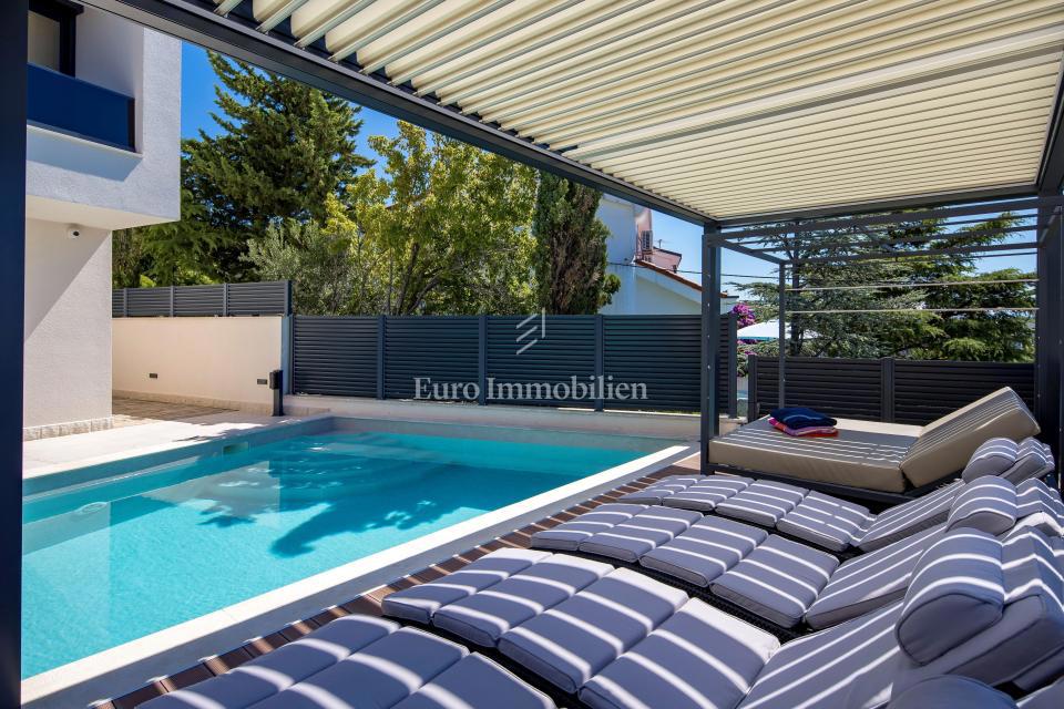 Moderna hiša Jadranovo v bližini morja