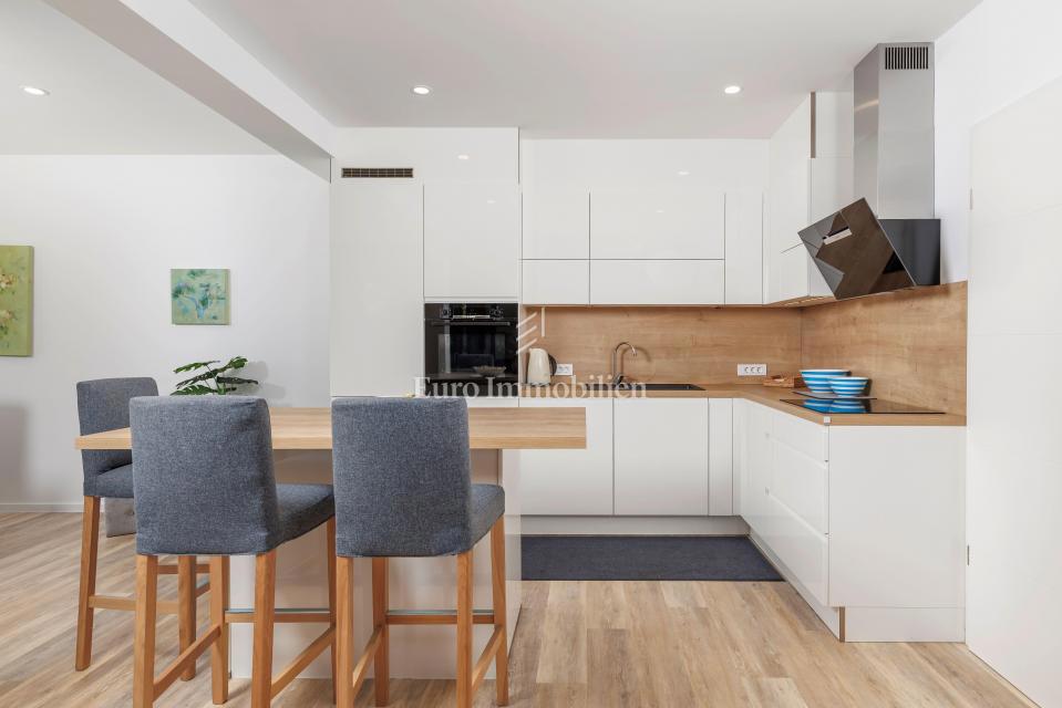 Moderna hiša Jadranovo v bližini morja