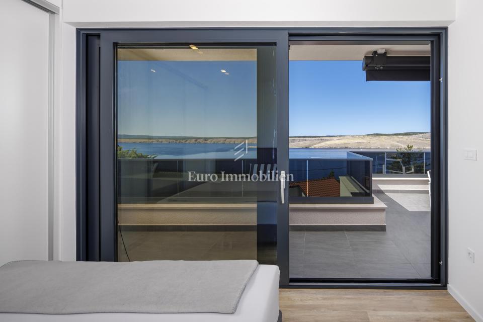 Moderna hiša Jadranovo v bližini morja