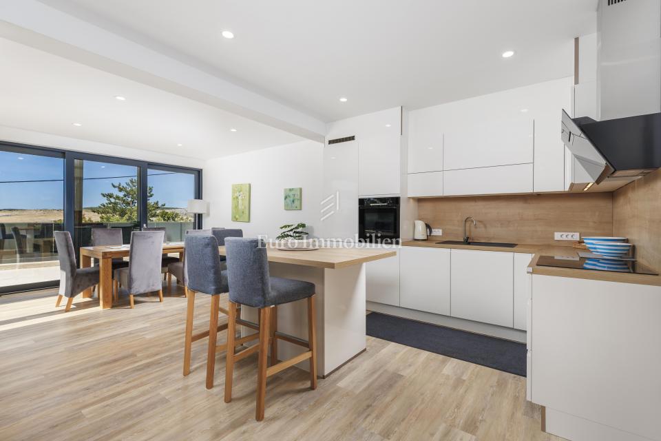 Moderna hiša Jadranovo v bližini morja