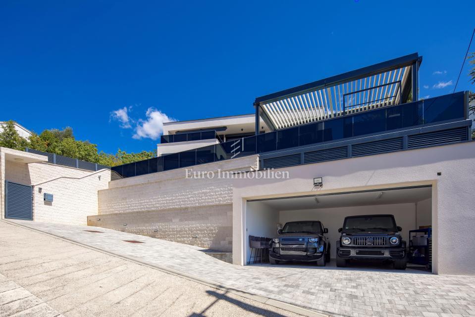 Moderna hiša Jadranovo v bližini morja