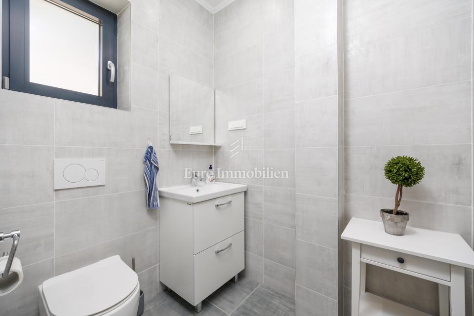 Moderna hiša Jadranovo v bližini morja