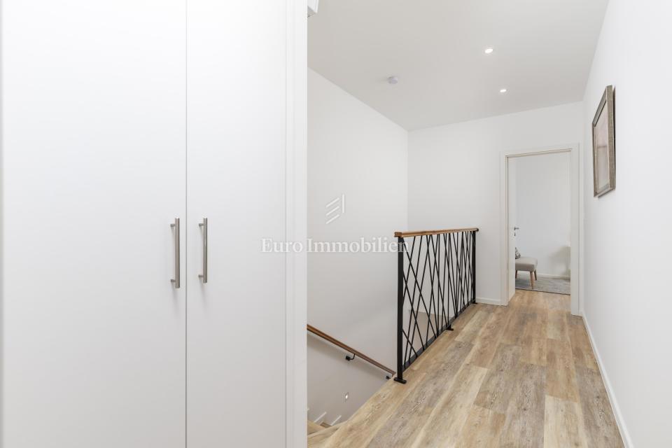 Moderna hiša Jadranovo v bližini morja