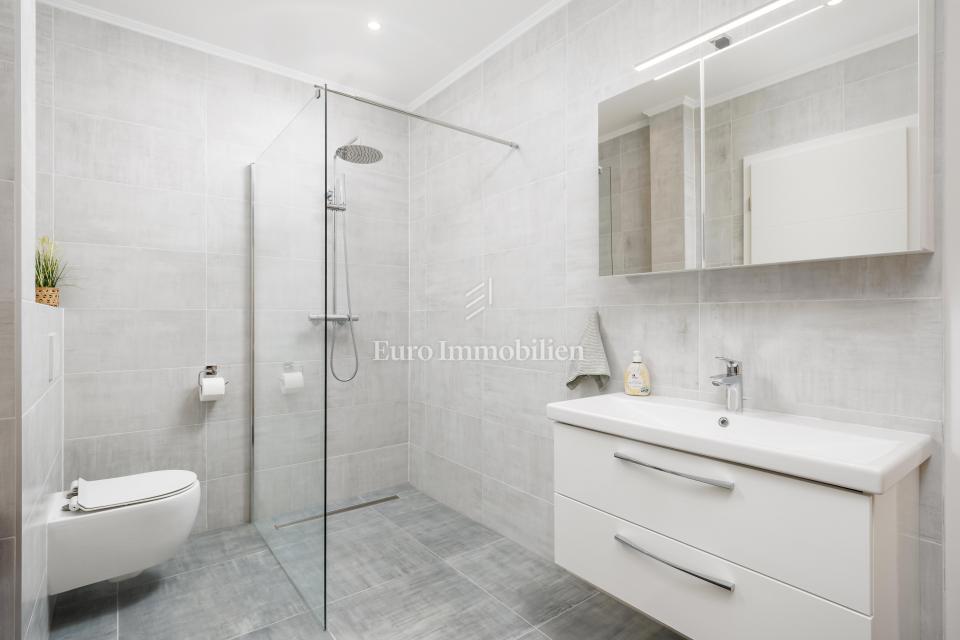 Moderna hiša Jadranovo v bližini morja