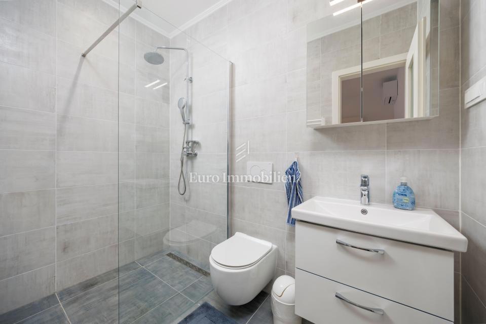 Moderna hiša Jadranovo v bližini morja