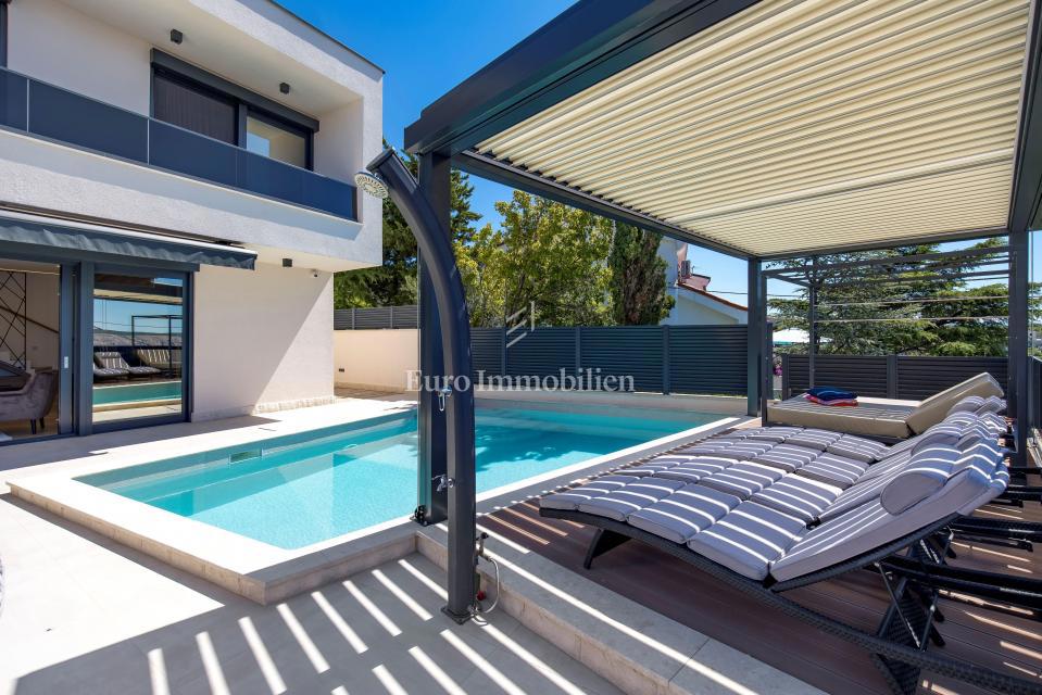 Moderna hiša Jadranovo v bližini morja