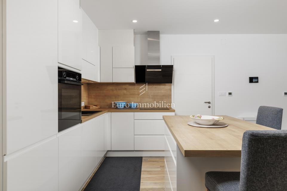 Moderna hiša Jadranovo v bližini morja