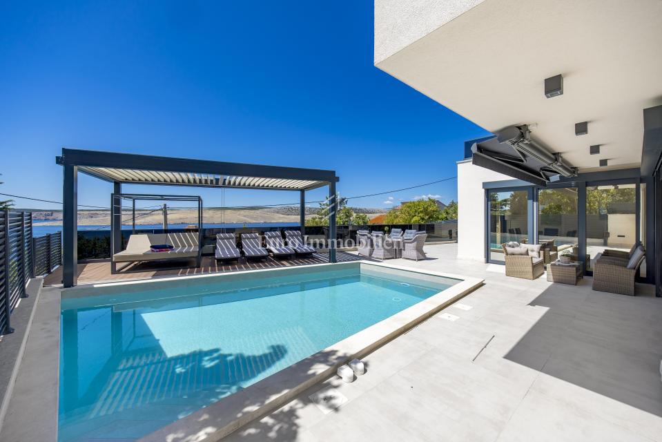 Moderna hiša Jadranovo v bližini morja