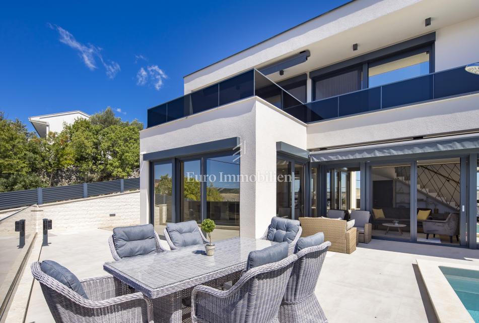 Moderna hiša Jadranovo v bližini morja