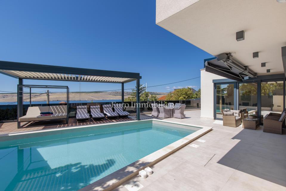 Moderna hiša Jadranovo v bližini morja