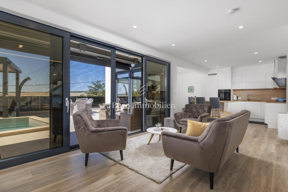 Moderna hiša Jadranovo v bližini morja