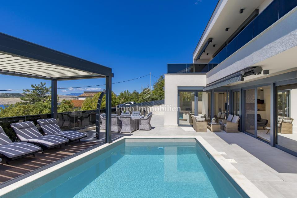 Moderna hiša Jadranovo v bližini morja