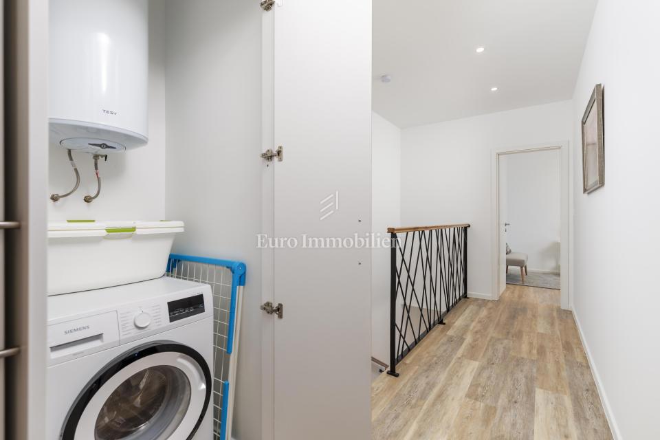 Moderna hiša Jadranovo v bližini morja