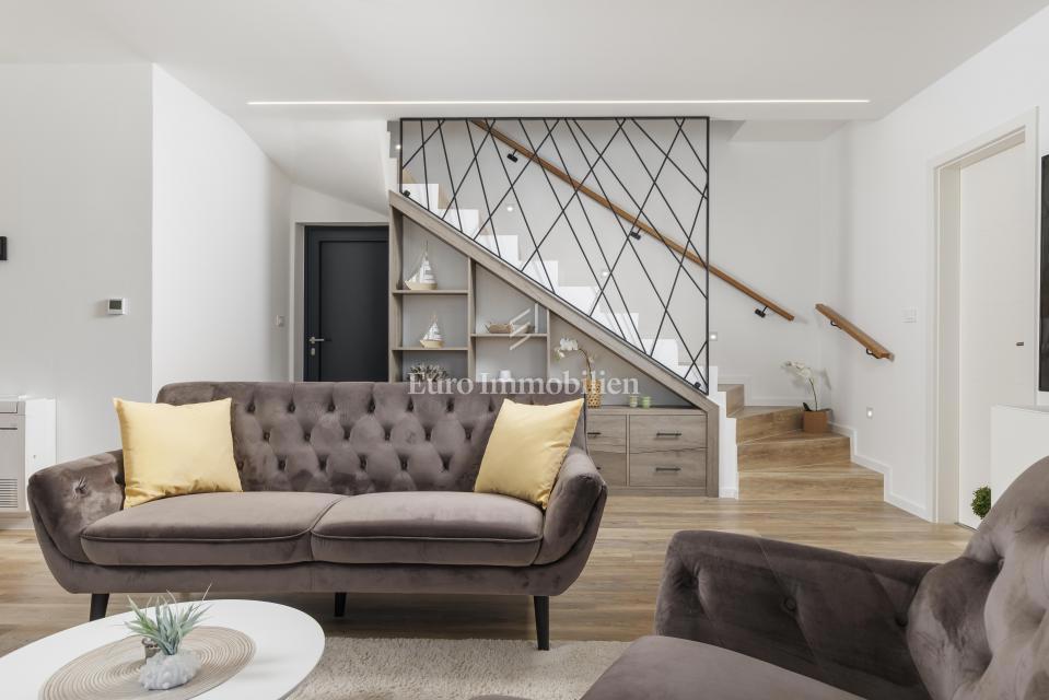 Moderna hiša Jadranovo v bližini morja