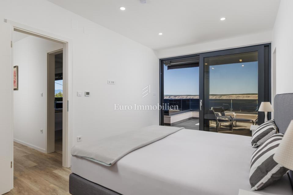 Moderna hiša Jadranovo v bližini morja