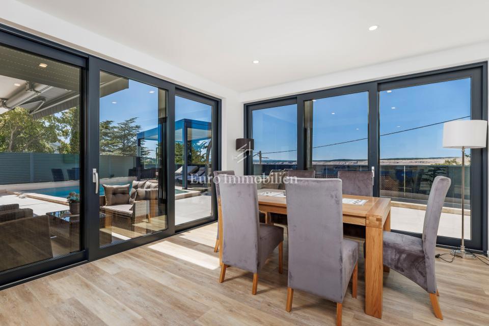 Moderna hiša Jadranovo v bližini morja