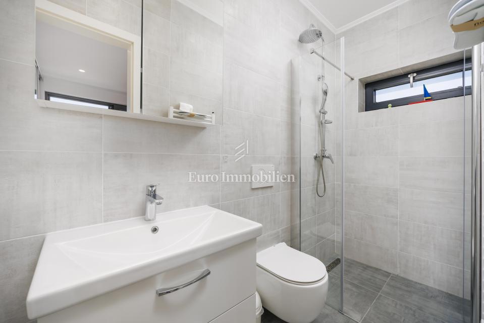 Moderna hiša Jadranovo v bližini morja