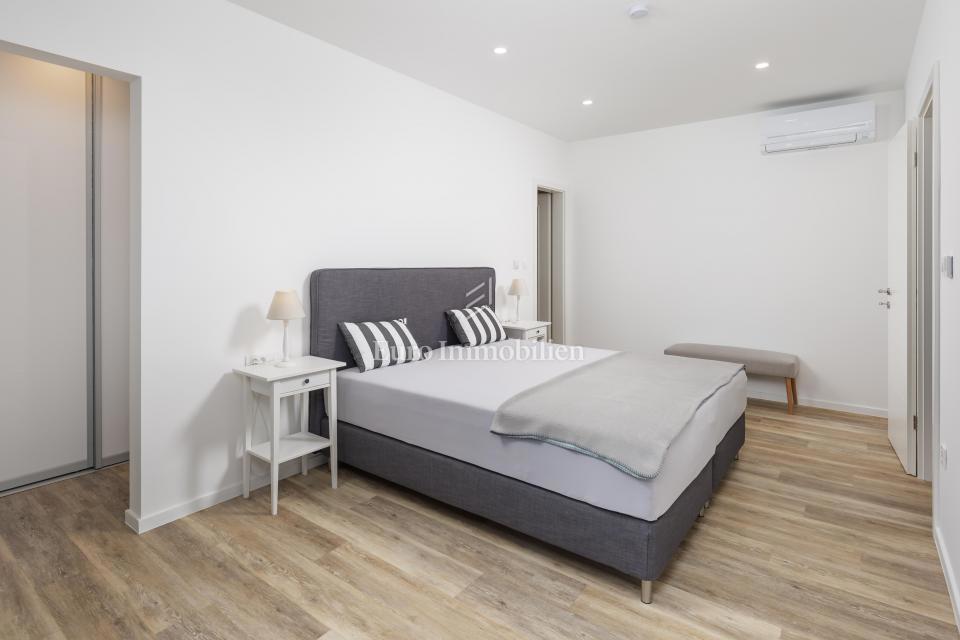 Moderna hiša Jadranovo v bližini morja