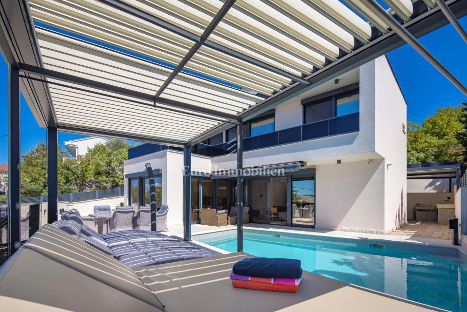 Moderna hiša Jadranovo v bližini morja