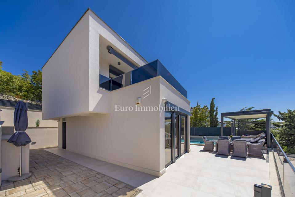 Moderna hiša Jadranovo v bližini morja