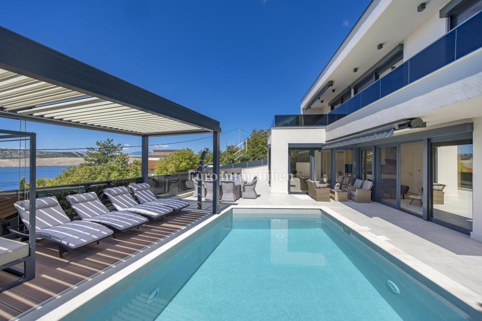 Moderna hiša Jadranovo v bližini morja