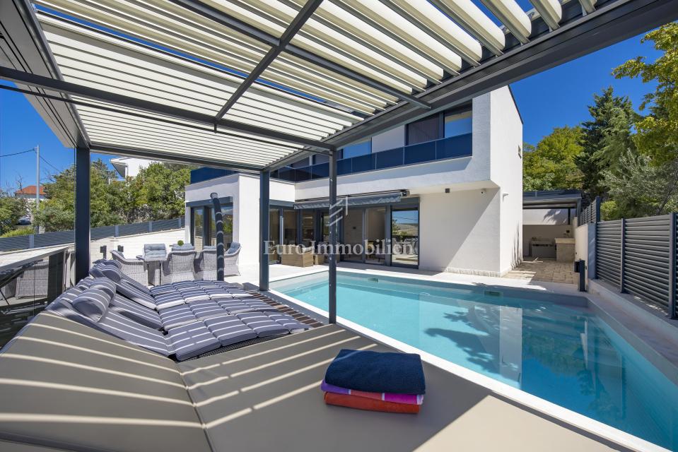 Moderna hiša Jadranovo v bližini morja